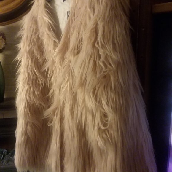 Soft faux fur light pink jacket. Tag says XXL but fits size large. Runs small - Picture 4 of 4
